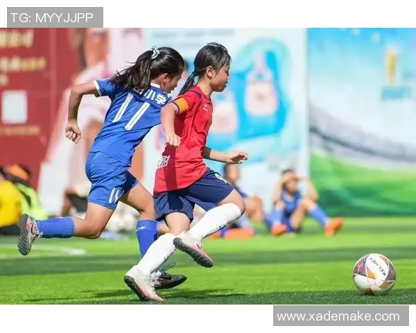 足球明星与女孩的梦想之踢球旅程在绿茵场上的青春碰撞