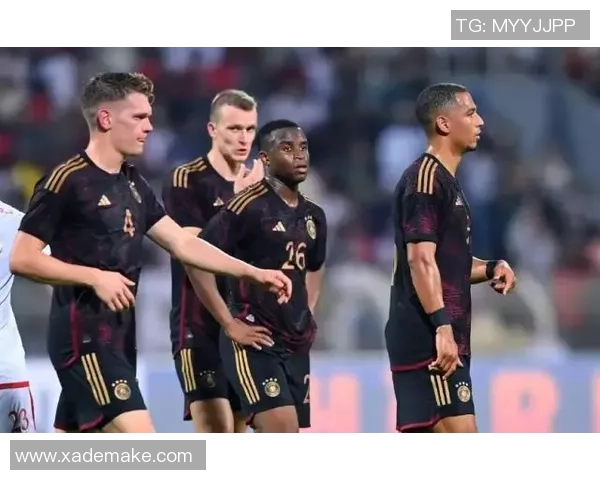 足球明星化身老者街头挑战球迷引发热议与欢笑 足球明星化身老者街头挑战球迷引发热议与欢笑