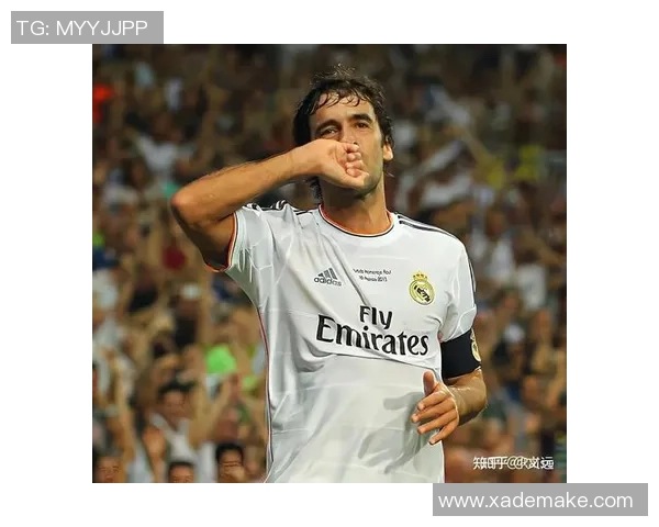 足球明星举杯庆祝瞬间展现团结与荣耀的激情时刻 足球明星举杯庆祝瞬间展现团结与荣耀的激情时刻