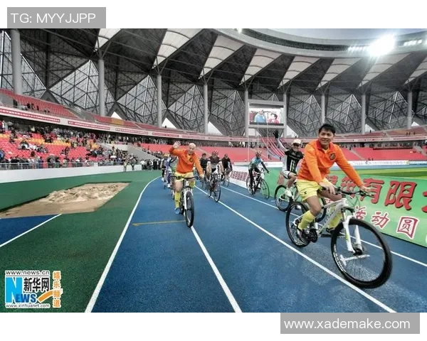 足球明星骑行训练时刻展现拼搏精神与运动魅力的精彩瞬间 足球明星骑行训练时刻展现拼搏精神与运动魅力的精彩瞬间